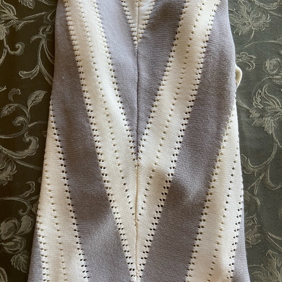Fun print grey , black and cream colored sweater - Picture 4 of 4